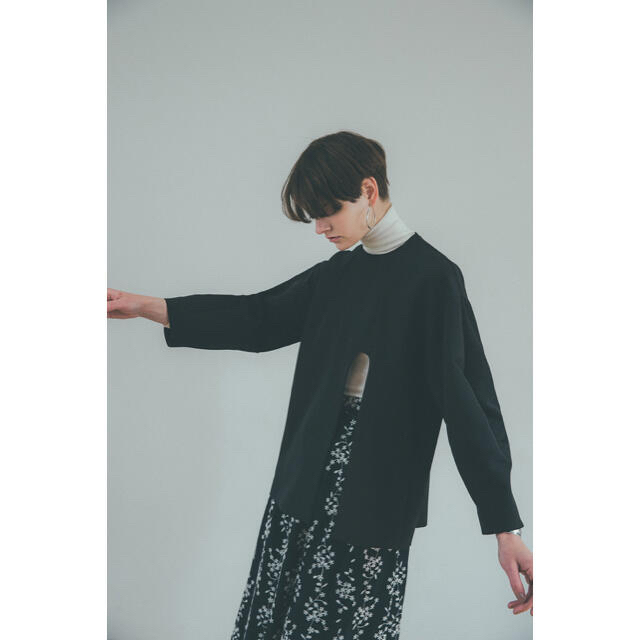 STUDIOUS(ステュディオス)の【CLANE クラネ】ARCH CUT DOUBLE CLOTH TOPS 黒 レディースのトップス(シャツ/ブラウス(長袖/七分))の商品写真