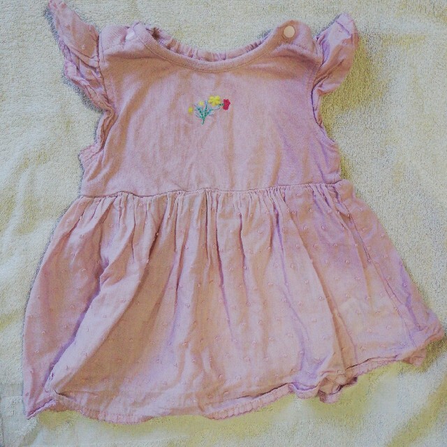 F.O.KIDS(エフオーキッズ)のapres les cours 花刺繍付きピンク色ワンピース80cm　 キッズ/ベビー/マタニティのベビー服(~85cm)(ワンピース)の商品写真