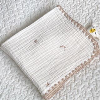 月と星ゴールド刺繍3重ガーゼブランケット　おくるみ  韓国イブル　70×90(おくるみ/ブランケット)