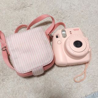 フジフイルム(富士フイルム)のFUJI FILM INSTAX mini8 ピンク　チェキ本体カバー付き(フィルムカメラ)