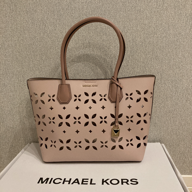 Michael Kors(マイケルコース)のマイケルコースバック　ハンドバッグ トートバッグ　フローラ　ピンク レディースのバッグ(トートバッグ)の商品写真