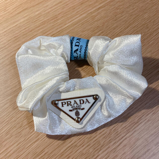 PRADA - プラダ ヘアゴム シュシュ PRADA ホワイト ノベルティの PRADA - プラダ ヘアゴム シュシュ PRADA ホワイト ノベルティの