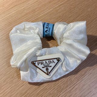 プラダ(PRADA)のプラダ　ヘアゴム　シュシュ　PRADA ホワイト　ノベルティ(ヘアゴム/シュシュ)