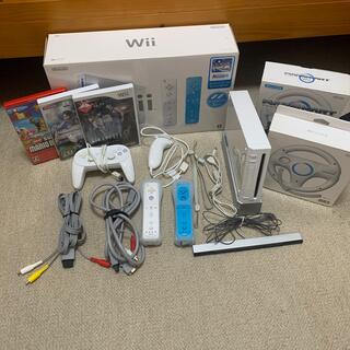 ニンテンドウ(任天堂)のNintendo Wii 本体　RVL-S-WABG ハンドル2つ、カセット3つ(家庭用ゲーム機本体)
