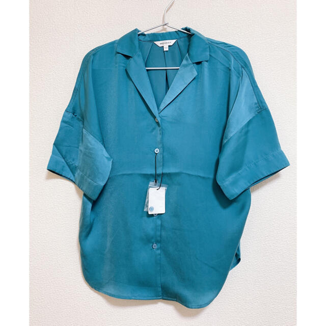moussy(マウジー)のマウジー　サテンシャツ　ブルー レディースのトップス(シャツ/ブラウス(半袖/袖なし))の商品写真
