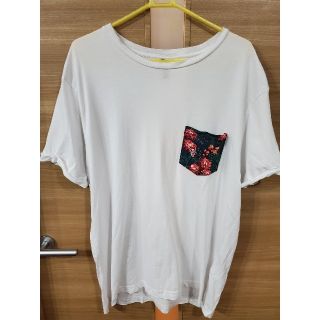 エイチアンドエム(H&M)のH&M 胸ポケット花柄Tシャツ(Tシャツ/カットソー(半袖/袖なし))