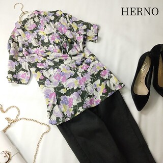 ヘルノ(HERNO)のシルク100% HERNO イタリア製 カシュクールブラウス 花柄 Mサイズ(シャツ/ブラウス(半袖/袖なし))