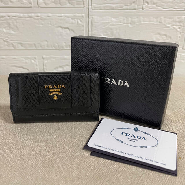 PRADA(プラダ)の新品同様♡ プラダ　サフィアーノ　リボン　キーケース　ブラック レディースのファッション小物(キーケース)の商品写真