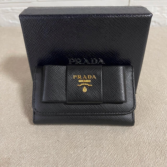 PRADA(プラダ)の新品同様♡ プラダ　サフィアーノ　リボン　キーケース　ブラック レディースのファッション小物(キーケース)の商品写真