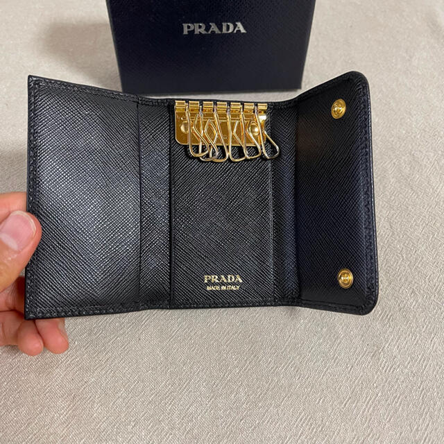 PRADA(プラダ)の新品同様♡ プラダ　サフィアーノ　リボン　キーケース　ブラック レディースのファッション小物(キーケース)の商品写真