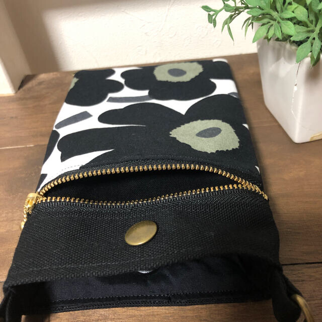 marimekko(マリメッコ)のスマホケース　スマホポーチ　かわいい！　ハンドメイド　マリメッコ  ウニッコ ハンドメイドのファッション小物(ポーチ)の商品写真