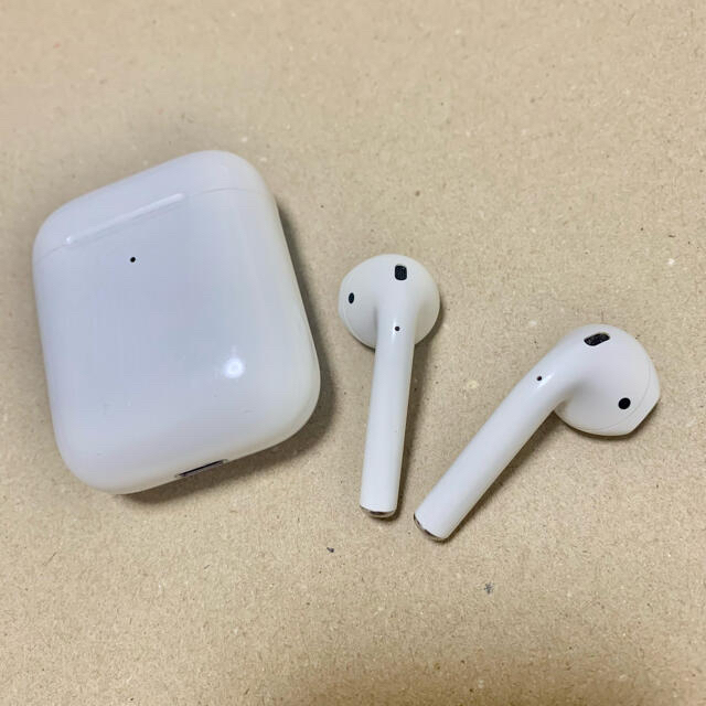 Apple(アップル)のApple AirPods 第2世代 エアポッツ　本体 スマホ/家電/カメラのオーディオ機器(ヘッドフォン/イヤフォン)の商品写真