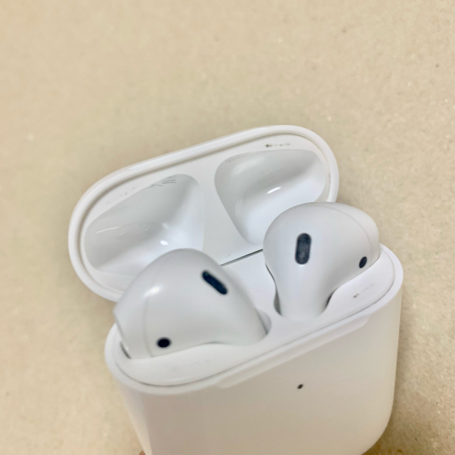 Apple(アップル)のApple AirPods 第2世代 エアポッツ　本体 スマホ/家電/カメラのオーディオ機器(ヘッドフォン/イヤフォン)の商品写真