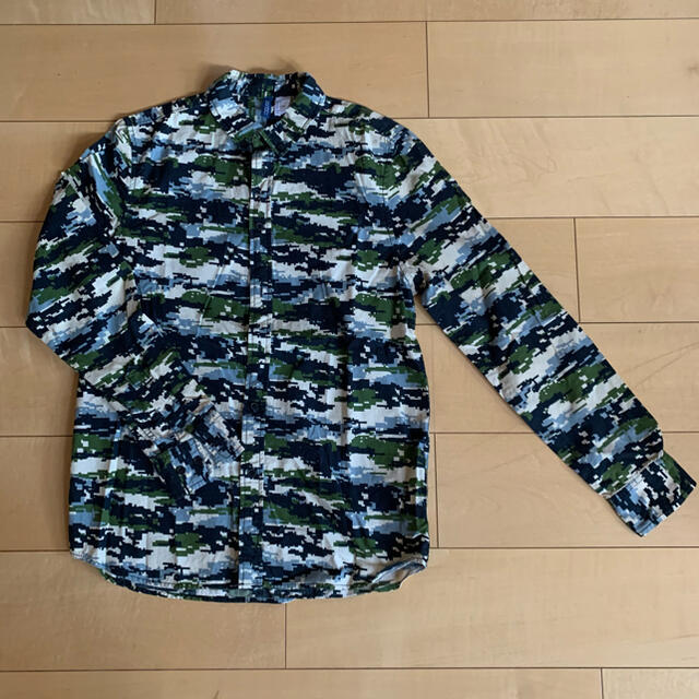 H&M(エイチアンドエム)のH&M デジタルカモ柄　シャツ　camo 迷彩 カモ柄 メンズのトップス(シャツ)の商品写真