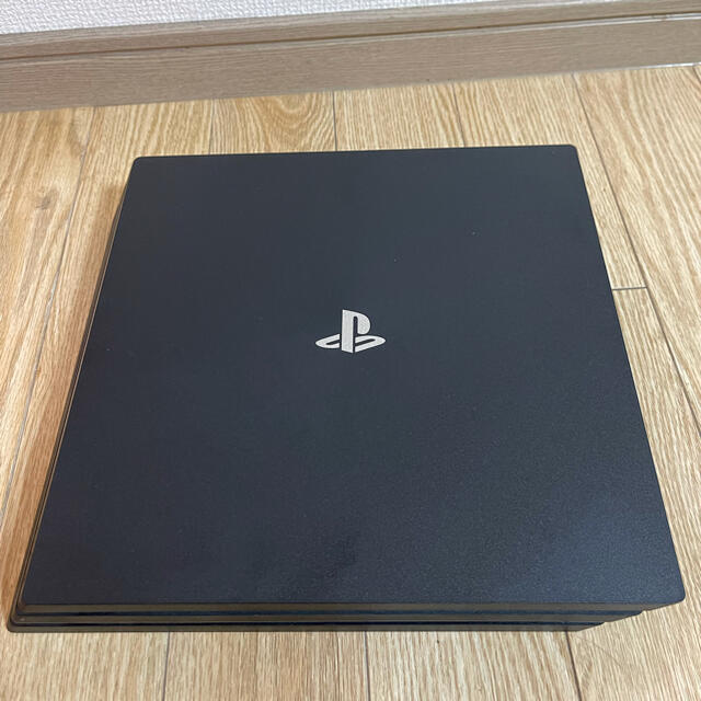 PlayStation4(プレイステーション4)の【SSD搭載高速化1TB】SONY PS4 PRO  エンタメ/ホビーのゲームソフト/ゲーム機本体(家庭用ゲーム機本体)の商品写真