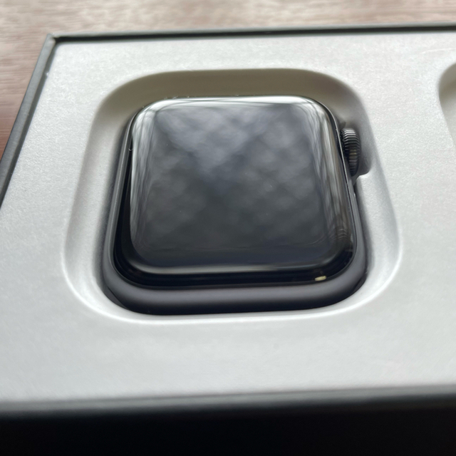 Apple(アップル)のApple Watch Nike SE（GPSモデル） 40mmスペースグレイ メンズの時計(腕時計(デジタル))の商品写真