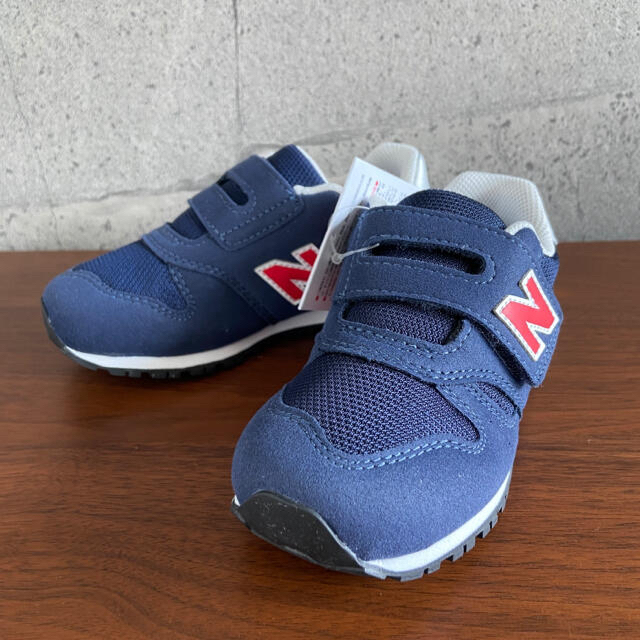 New Balance(ニューバランス)の【新品】16センチ ネイビー×レッド ニューバランス スニーカー キッズ/ベビー/マタニティのキッズ靴/シューズ(15cm~)(スニーカー)の商品写真