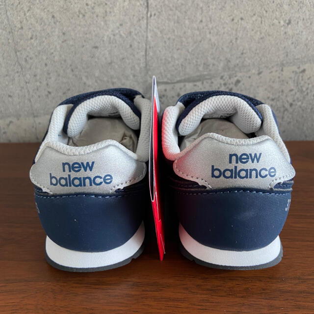 New Balance(ニューバランス)の【新品】15.5センチ ネイビー×レッド ニューバランス スニーカー キッズ/ベビー/マタニティのキッズ靴/シューズ(15cm~)(スニーカー)の商品写真