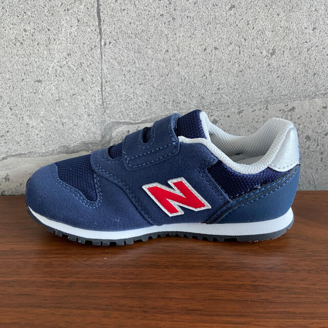 New Balance(ニューバランス)の【新品】15.5センチ ネイビー×レッド ニューバランス スニーカー キッズ/ベビー/マタニティのキッズ靴/シューズ(15cm~)(スニーカー)の商品写真