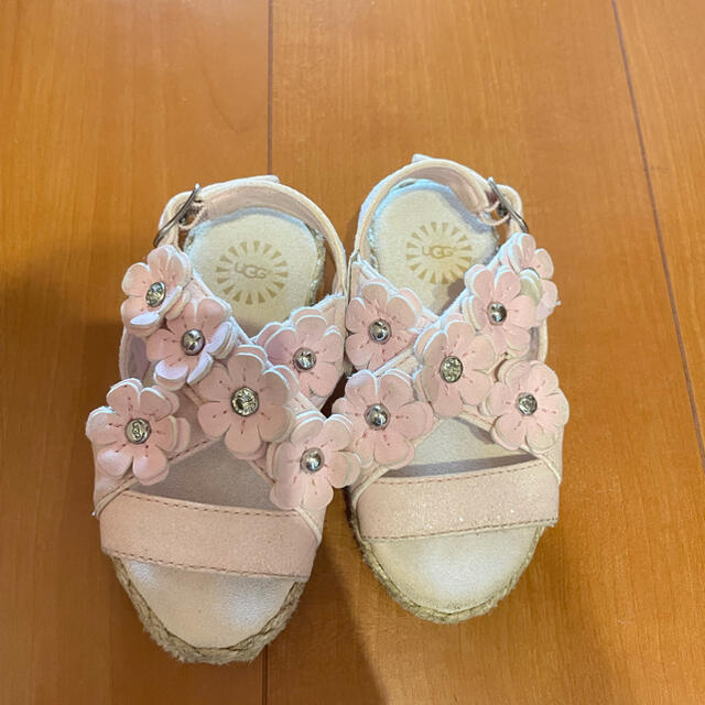 UGG(アグ)のアグ　UGG ベビーサンダル　女の子　ピンク　お花 キッズ/ベビー/マタニティのベビー靴/シューズ(~14cm)(サンダル)の商品写真