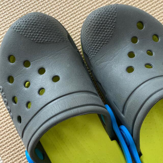 crocs(クロックス)のクロックス　C13 キッズ/ベビー/マタニティのキッズ靴/シューズ(15cm~)(サンダル)の商品写真