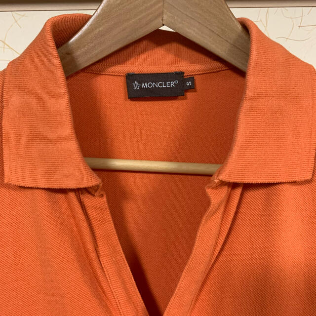 MONCLER(モンクレール)のMONCLER モンクレール スキッパー 半袖 S メンズ オレンジ メンズのトップス(ポロシャツ)の商品写真