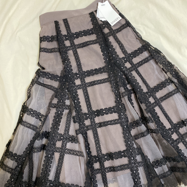 SNIDEL(スナイデル)のチュールエンブロイダリースカート SNIDEL レディースのスカート(ひざ丈スカート)の商品写真