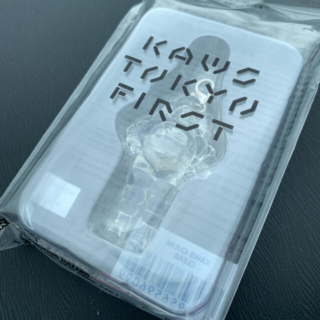 MEDICOM TOY(メディコムトイ)のKAWS CHUM KEYHOLDER クリア カウズ キーホルダー エンタメ/ホビーのアニメグッズ(キーホルダー)の商品写真