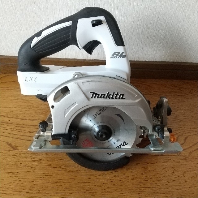 Makita(マキタ)のマキタ 125mm充電式マルノコ HS470DZW makita 白 丸ノコ  スポーツ/アウトドアの自転車(工具/メンテナンス)の商品写真