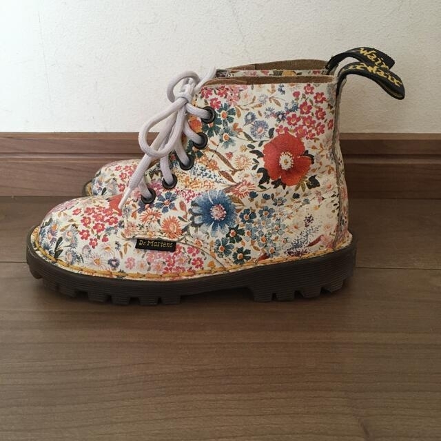 Dr.Martens(ドクターマーチン)のドクターマーチン　キッズ　花柄　ショートブーツ キッズ/ベビー/マタニティのキッズ靴/シューズ(15cm~)(ブーツ)の商品写真