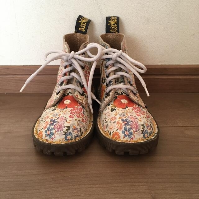 Dr.Martens(ドクターマーチン)のドクターマーチン　キッズ　花柄　ショートブーツ キッズ/ベビー/マタニティのキッズ靴/シューズ(15cm~)(ブーツ)の商品写真