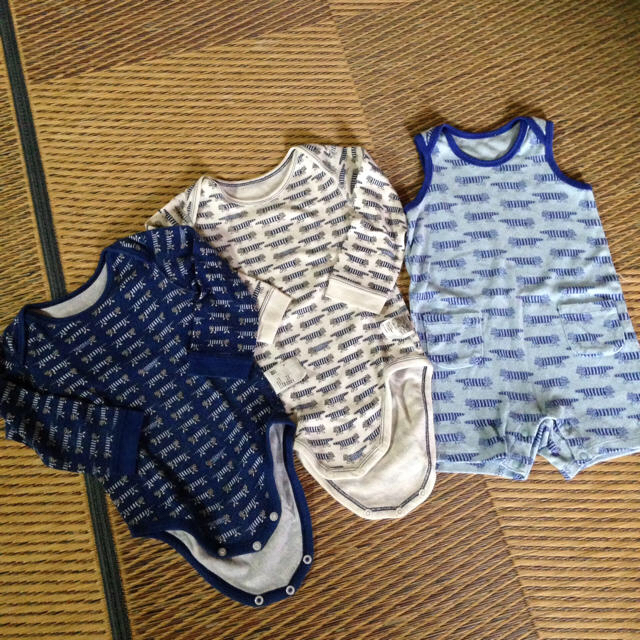 UNIQLO(ユニクロ)のユニクロ ロンパース５枚セット 90 キッズ/ベビー/マタニティのキッズ服男の子用(90cm~)(下着)の商品写真