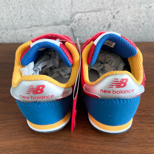 New Balance(ニューバランス)の【新品】14センチ レッド×ブルー　ニューバランス　スニーカー キッズ/ベビー/マタニティのベビー靴/シューズ(~14cm)(スニーカー)の商品写真