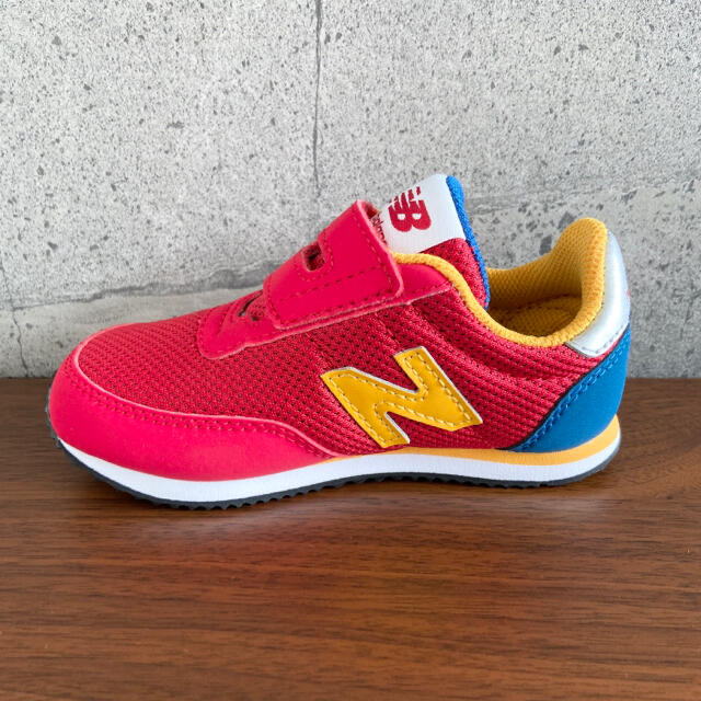 New Balance(ニューバランス)の【新品】14センチ レッド×ブルー　ニューバランス　スニーカー キッズ/ベビー/マタニティのベビー靴/シューズ(~14cm)(スニーカー)の商品写真