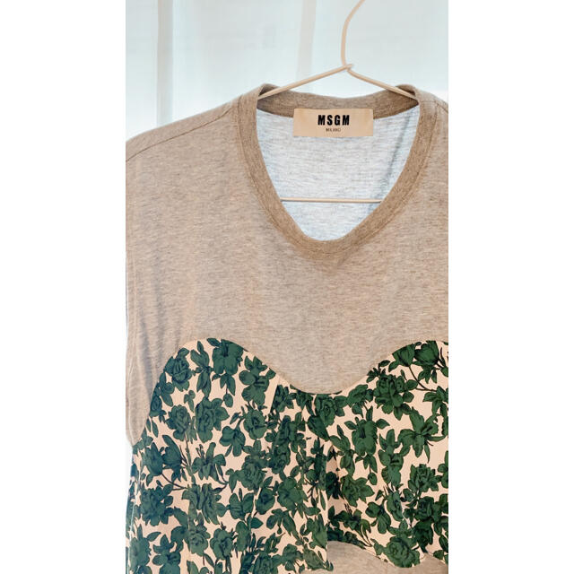 MSGM(エムエスジイエム)のMSGM ラッフルTシャツ　タンクトップ　グレー　花柄 レディースのトップス(カットソー(半袖/袖なし))の商品写真