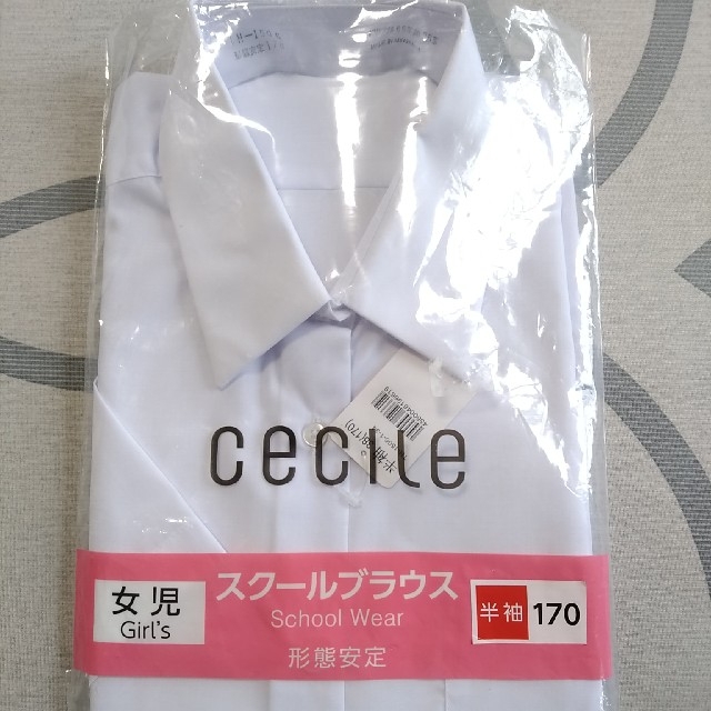 cecile(セシール)の半袖スクールブラウス(白)　女児 キッズ/ベビー/マタニティのキッズ服女の子用(90cm~)(ブラウス)の商品写真