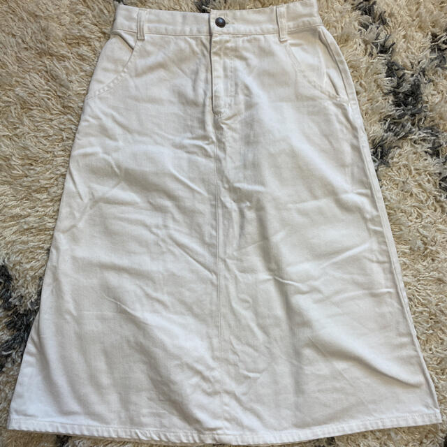 KBF(ケービーエフ)のKBF　ホワイト　デニムスカート レディースのスカート(ひざ丈スカート)の商品写真