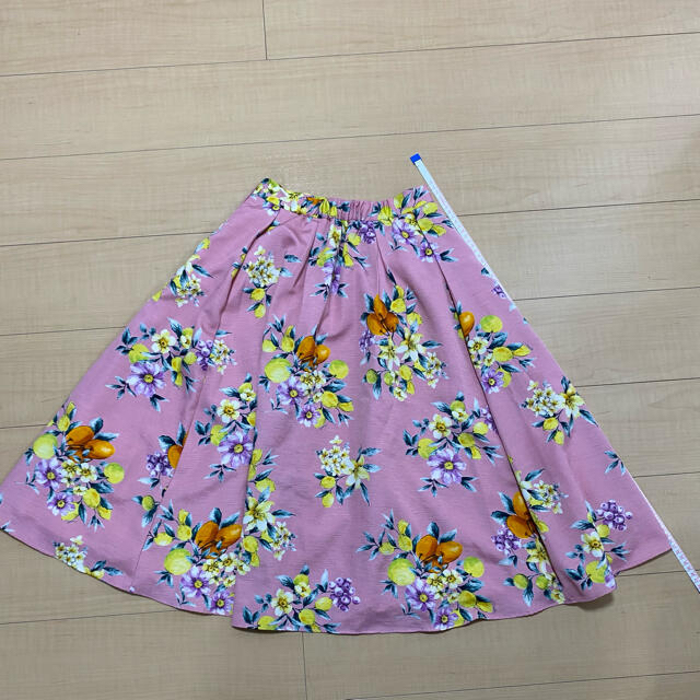 Noela(ノエラ)のNoela スカート　オリジナルボタニカルフルーツ柄スカート レディースのスカート(ひざ丈スカート)の商品写真