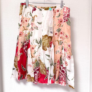 アルマーニ コレツィオーニ(ARMANI COLLEZIONI)のARMANI COLLEZIONI❤️新品❤️アルマーニシルク花柄スカート42(ひざ丈スカート)