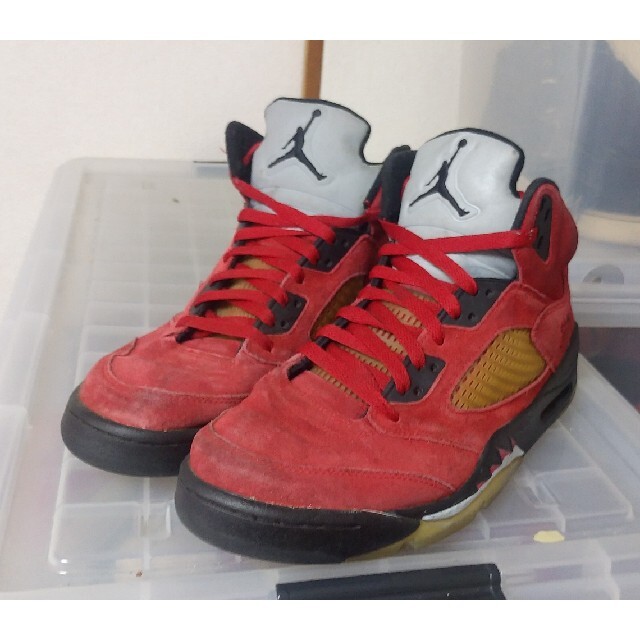 NIKE(ナイキ)の希少 限定 NIKE AIR JORDAN 5 RETRO 28cm 赤 1 6 メンズの靴/シューズ(スニーカー)の商品写真