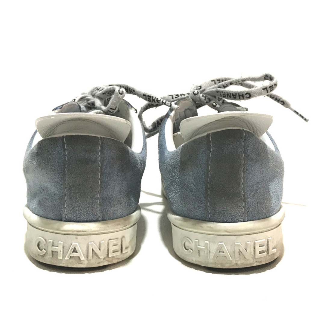 CHANEL(シャネル)のシャネル CHANEL ロゴ シューレース G34085 X51128 19C シューズ スニーカー スエード ライトブルー系×ホワイト レディースの靴/シューズ(スニーカー)の商品写真