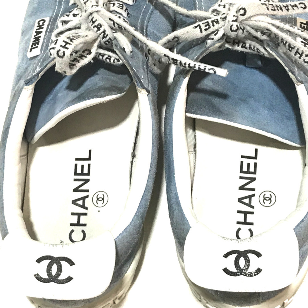 CHANEL(シャネル)のシャネル CHANEL ロゴ シューレース G34085 X51128 19C シューズ スニーカー スエード ライトブルー系×ホワイト レディースの靴/シューズ(スニーカー)の商品写真