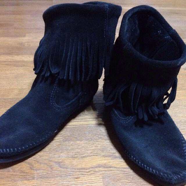 Minnetonka(ミネトンカ)のミネトンカ フリンジブーツ 黒 レディースの靴/シューズ(ブーツ)の商品写真