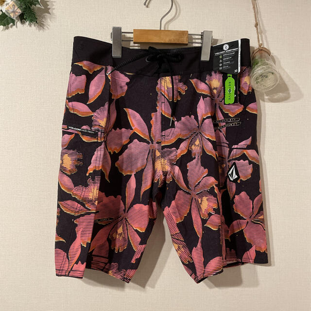 volcom(ボルコム)の新品 VOLCOM 水着 海パン メンズ 花柄 メンズの水着/浴衣(水着)の商品写真