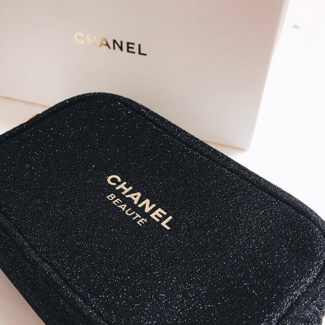 CHANEL(シャネル)のシャネル　2020ホリデー限定　ノベルティ　ポーチ　ブラック　箱なし レディースのファッション小物(ポーチ)の商品写真
