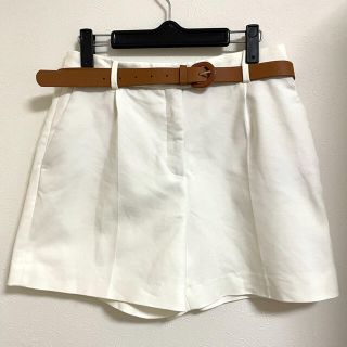 ザラ(ZARA)のZARA ベルトディティール ショートパンツ 白(ショートパンツ)