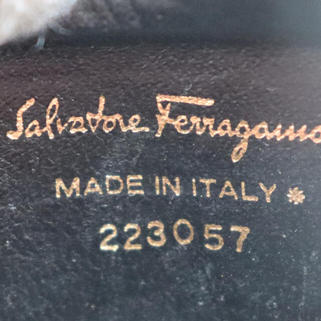 Salvatore Ferragamo(サルヴァトーレフェラガモ)のサルヴァトーレ　フェラガモ　ミニポーチ　リボン　レッド　赤　化粧ポーチ レディースのファッション小物(ポーチ)の商品写真