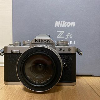 ニコン(Nikon)の【美品】【連休限定価格】Nikon zfc レンズkit(ミラーレス一眼)