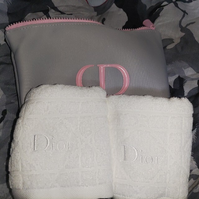 Christian Dior(クリスチャンディオール)のDiorノベルティポーチ＆ミニタオル×2 エンタメ/ホビーのコレクション(ノベルティグッズ)の商品写真