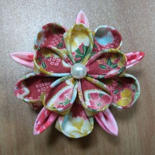 つまみ細工 髪飾り《京花繚乱（赤×桃）》(ヘアアクセサリー)